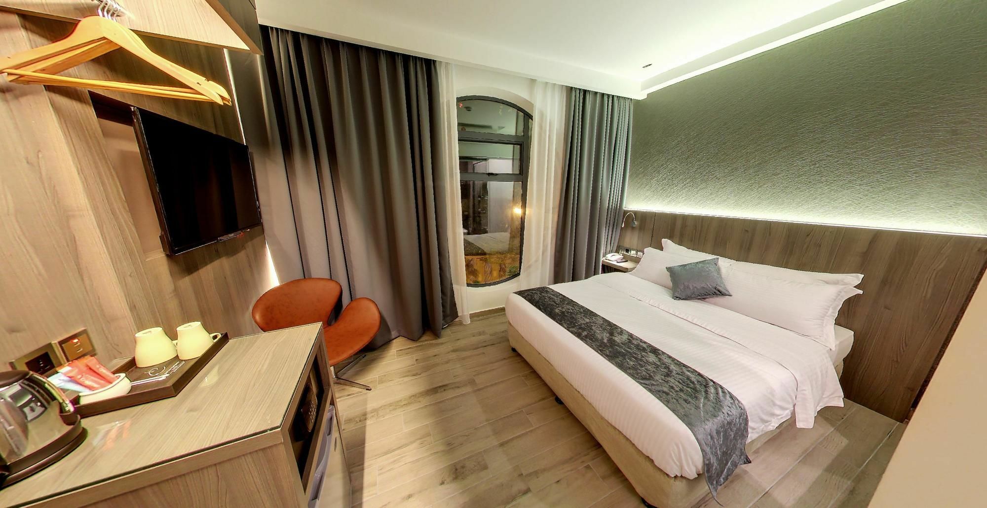 Hotel Flora By Crossroads